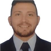 Prof. De ciencias sociales imparte clases a niños y jóvenes de todas las edades